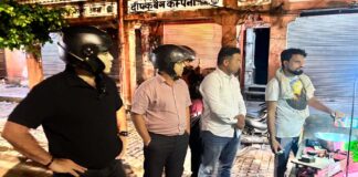 रात में स्कूटी पर निकले कलेक्टर: नालियों से दुकानों तक देखी सफाई Collector heads out on a scooter at night; inspects cleanliness from drains to shops.