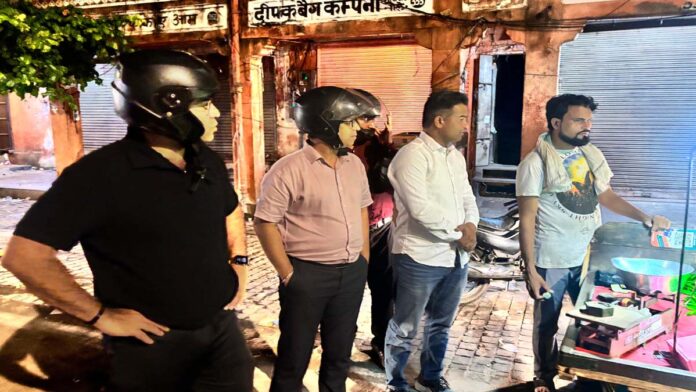 Collector heads out on a scooter at night; inspects cleanliness from drains to shops. Collector heads out on a scooter at night; inspects cleanliness from drains to shops.