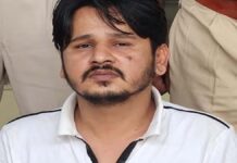 8.30 करोड़ की कपड़ा ठगी का मुख्य आरोपी दुबई से लौटते ही गिरफ्तार Prime accused in ₹8.30 crore textile fraud arrested upon return from Dubai.