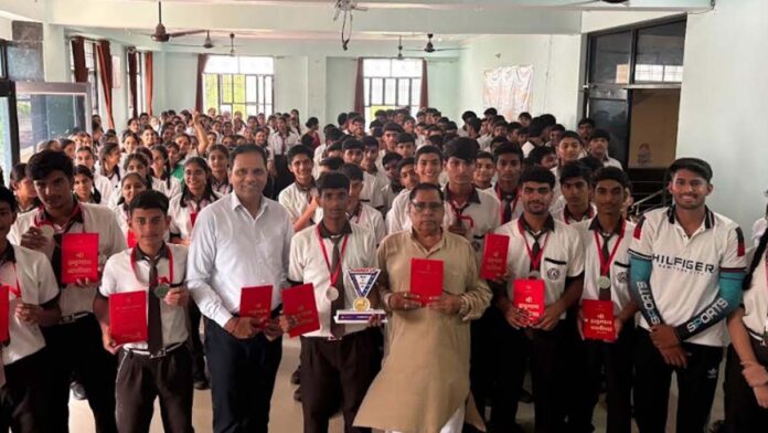 Mass recitation of Shri Hanuman Chalisa with its meaning organized. Mass recitation of Shri Hanuman Chalisa with its meaning organized.