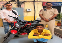 दुपहिया वाहन चुराने वाला वाहन चोर चढा पुलिस के हत्थे