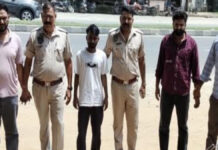 नर्सरी के पास जुआ खेलते तीन सटोरिए गिरफ्तार Three gamblers arrested near the nursery.