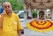 अभिषेक के बाद किया फूलों से श्रृंगार: महंत अंजन कुमार गोस्वामी ने किया जलाभिषेक Adorned with flowers after the ritual bathing.