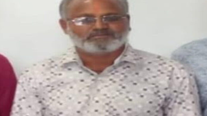 Patwari arrested for accepting a bribe under the pretext of processing lease documents online. Patwari arrested for accepting a bribe under the pretext of processing lease documents online.