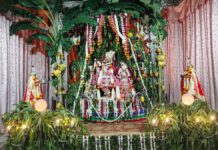 पवित्रा एकादशी: पंचामृत अभिषेक के बाद लाल नटवर वेश में सजे गोविंद देवजी Pavitra Ekadashi: Govind Devji adorned in the red 'Natvar' attire following the Panchamrit Abhishekh.