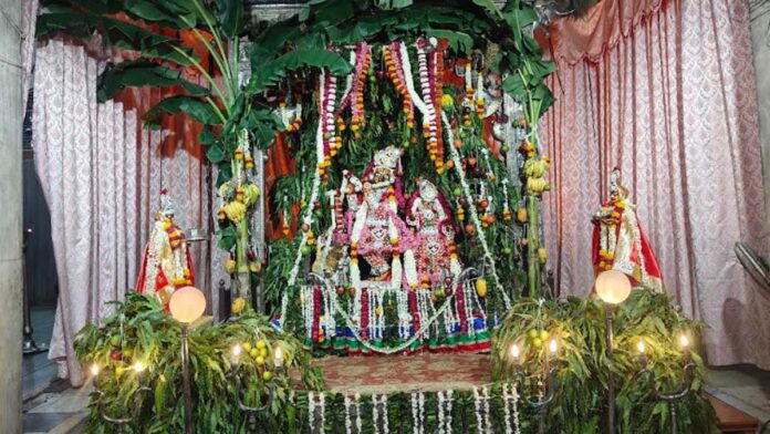 Pavitra Ekadashi: Govind Devji adorned in the red 'Natvar' attire following the Panchamrit Abhishekh. Pavitra Ekadashi: Govind Devji adorned in the red 'Natvar' attire following the Panchamrit Abhishekh.