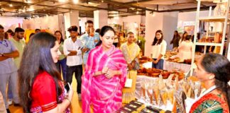 राष्ट्रीय हथकरघा दिवस पर एफएलओ कलेक्टिव-2026 में पहुंचीं उपमुख्यमंत्री दीया कुमारी FLO Collective-2026 on National Handloom Day