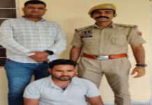 महिला की गोली मारकर हत्या करने वाला इनामी चढा पुलिस के हत्थे