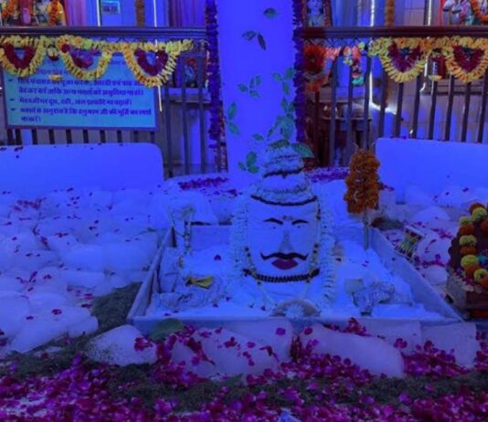सर्वेश्वर महादेव मंदिर में सजी बाबा बर्फानी की भव्य झांकी