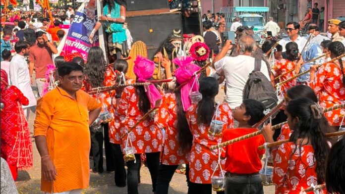 500 girls arrived at Rangeshwar Mahadev after fetching water from Galta Tirth. 500 girls arrived at Rangeshwar Mahadev after fetching water from Galta Tirth.