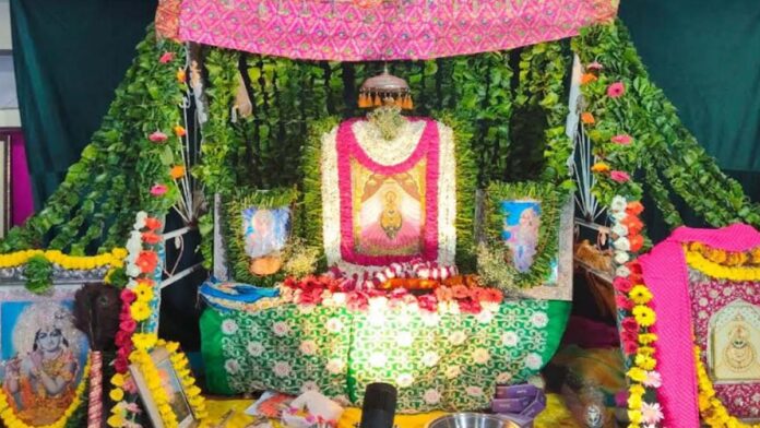Baba Shyam's divine court adorned with a 'Lahariya' theme. Baba Shyam's divine court adorned with a 'Lahariya' theme.