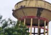 संविदा नर्सिंगकर्मियों का उग्र प्रदर्शन: जयपुरिया अस्पताल की 90 फीट ऊंची टंकी पर चढ़े तीन कर्मचारी Fierce protest by contractual nursing staff