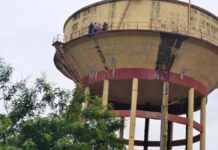संविदा नर्सिंगकर्मियों का उग्र प्रदर्शन: जयपुरिया अस्पताल की 90 फीट ऊंची टंकी पर चढ़े तीन कर्मचारी Fierce protest by contractual nursing staff