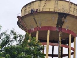 संविदा नर्सिंगकर्मियों का उग्र प्रदर्शन: जयपुरिया अस्पताल की 90 फीट ऊंची टंकी पर चढ़े तीन कर्मचारी Fierce protest by contractual nursing staff