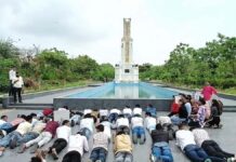 छात्रसंघ चुनाव की मांग को लेकर छात्रों का दंडवत प्रदर्शन Students stage a prostrate protest demanding student union elections.