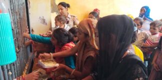 सलाखों के उस पार भाइयों की कलाई पर सजी राखी