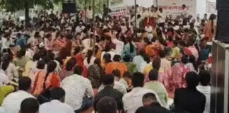 तबादला नीति की मांग पर ग्रेड थर्ड शिक्षकों का प्रदर्शन