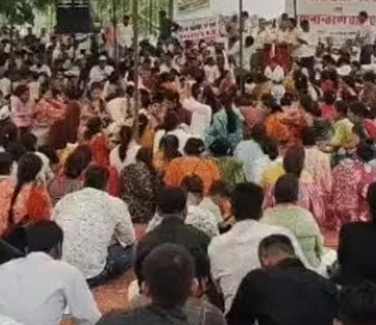 तबादला नीति की मांग पर ग्रेड थर्ड शिक्षकों का प्रदर्शन