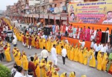 5100 महिलाओं और 1100 कांवड़ियों ने लगाए बम-बम भोले के जयकारे 5,100 women and 1,100 Kanwariyas chanted "Bam-Bam Bhole."