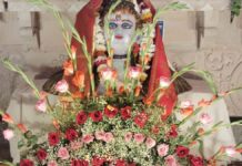 श्री मनोकामेश्वर शिव मंदिर में सहस्त्रगढ़ में सजी भोलेनाथ की फूल बंगला झांकी