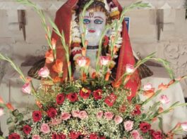 श्री मनोकामेश्वर शिव मंदिर में सहस्त्रगढ़ में सजी भोलेनाथ की फूल बंगला झांकी