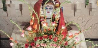 श्री मनोकामेश्वर शिव मंदिर में सहस्त्रगढ़ में सजी भोलेनाथ की फूल बंगला झांकी