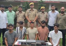 फर्जी गेमिंग कॉल सेंटर का भंडाफोड़:पांच ठगों को पुलिस ने किया गिरफ्तार Fake gaming call center busted: Police arrest five fraudsters.