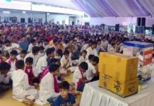 मोबाइल का दुरुपयोग छोड़ 200 से अधिक बच्चों ने लिया संकल्प Over 200 children pledged to give up the misuse of mobile phones.