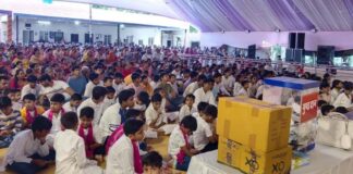 मोबाइल का दुरुपयोग छोड़ 200 से अधिक बच्चों ने लिया संकल्प Over 200 children pledged to give up the misuse of mobile phones.