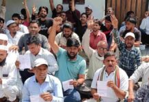 नगर निगम टिकटों पर कांग्रेस में संग्राम:सुनील शर्मा और रोहित बोहरा के घर के बाहर विरोध धरना Battle in Congress over municipal corporation tickets
