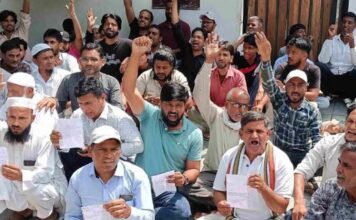 नगर निगम टिकटों पर कांग्रेस में संग्राम:सुनील शर्मा और रोहित बोहरा के घर के बाहर विरोध धरना Battle in Congress over municipal corporation tickets