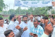 नियमितीकरण और न्यूनतम वेतन की मांग को लेकर रसोइया-चौकीदारों ने किया विरोध-प्रदर्शन