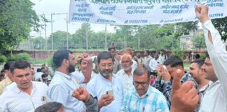 नियमितीकरण और न्यूनतम वेतन की मांग को लेकर रसोइया-चौकीदारों ने किया विरोध-प्रदर्शन