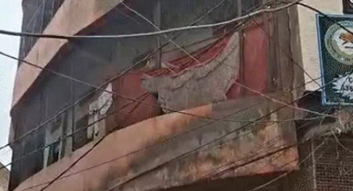 A three-story house of thirty yards tilted A three-story house of thirty yards tilted
