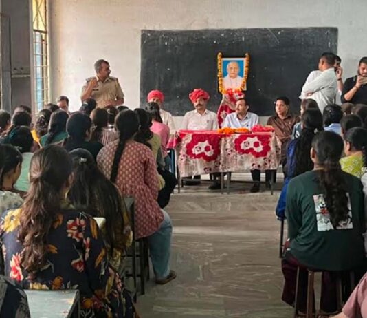 विद्यार्थियों ने समझी पुलिस की कार्यप्रणाली: सीखा अनुशासन और कानून का महत्व Students understood the police's functioning.
