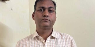 रेलवे पुलिस चौकी का आरक्षक 70 हजार रुपए रिश्वत लेते गिरफ्तार