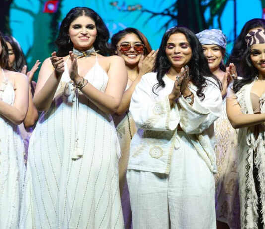 आजाद में खादी का ग्लैमर: रैंप पर उतरी भारतीय विरासत की आधुनिक तस्वीर A modern portrayal of Indian heritage takes to the ramp.