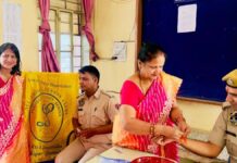 पुलिसकर्मियों संग मनाया रक्षाबंधन, कलाई पर सजा रक्षा सूत्र और लिया महिला सुरक्षा का संकल्प