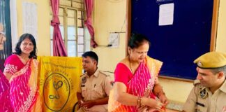 पुलिसकर्मियों संग मनाया रक्षाबंधन, कलाई पर सजा रक्षा सूत्र और लिया महिला सुरक्षा का संकल्प