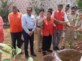 बेहतर भविष्य के लिए रोटरी और होम गार्ड्स ने मिलकर लगाए पौधे