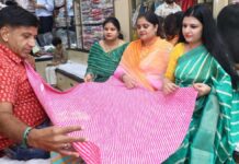 सावन में लहरिए का रंग: तीज-सिंजारे पर बाजारों में बढ़ी खरीदारी The Colors of 'Lahariya' in Sawan: Shopping Surges in Markets for Teej-Sinjara