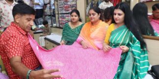 सावन में लहरिए का रंग: तीज-सिंजारे पर बाजारों में बढ़ी खरीदारी The Colors of 'Lahariya' in Sawan: Shopping Surges in Markets for Teej-Sinjara