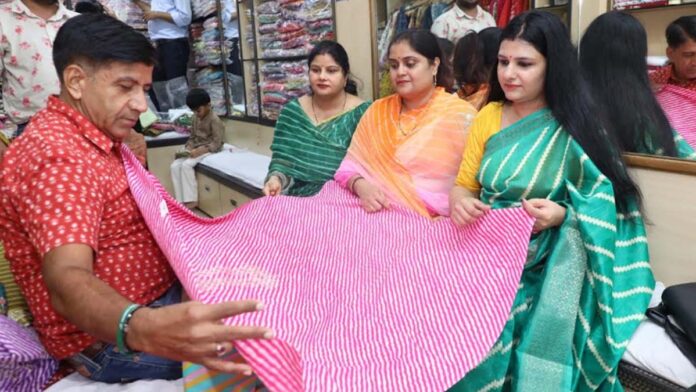 The Colors of 'Lahariya' in Sawan: Shopping Surges in Markets for Teej-Sinjara The Colors of 'Lahariya' in Sawan: Shopping Surges in Markets for Teej-Sinjara