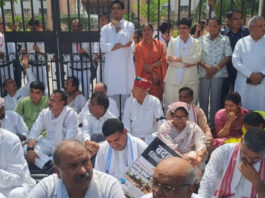 स्कूलों की बदहाली पर कांग्रेस का हल्लाबोल: जूली के नेतृत्व में निकला विधानसभा तक पैदल मार्च Congress launches an aggressive campaign over the dilapidated state of schools.