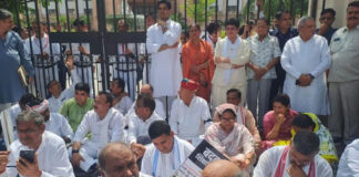 स्कूलों की बदहाली पर कांग्रेस का हल्लाबोल: जूली के नेतृत्व में निकला विधानसभा तक पैदल मार्च Congress launches an aggressive campaign over the dilapidated state of schools.