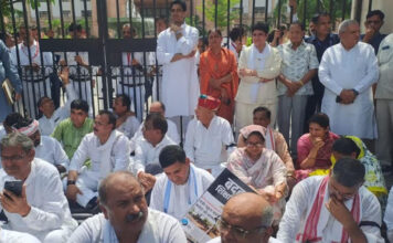 स्कूलों की बदहाली पर कांग्रेस का हल्लाबोल: जूली के नेतृत्व में निकला विधानसभा तक पैदल मार्च Congress launches an aggressive campaign over the dilapidated state of schools.