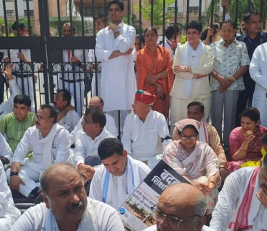 स्कूलों की बदहाली पर कांग्रेस का हल्लाबोल: जूली के नेतृत्व में निकला विधानसभा तक पैदल मार्च Congress launches an aggressive campaign over the dilapidated state of schools.