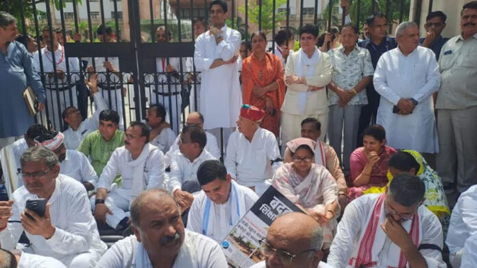 Congress launches an aggressive campaign over the dilapidated state of schools. Congress launches an aggressive campaign over the dilapidated state of schools.