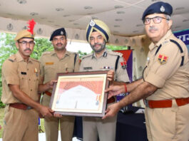एसडीआरएफ गाडोता में एडीजी रूपिंदर सिंघ ने 29 अधिकारियों व जवानों को दिए पदक ADG Rupinder Singh presented medals to 29 officers and personnel at SDRF Gadota.