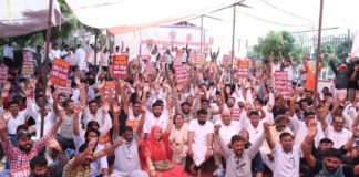 शराब ठेकेदारों का प्रदर्शन: रात 11 बजे तक दुकानें खोलने की मांग
